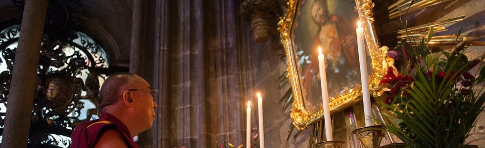 Dalai Lama prays to Jesus Christ