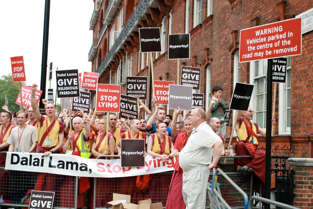 Click to enlarge! Neil Elliott standing beside NKT / WSS demonstrators outside the Royal Albert Hall, London, 2008