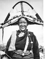 Shigatse. Sister of Möndro wearing the pakor, headdress of the women of Tsang.