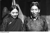 Gyantse. Dzongpön Coktray and his wife Namgyal Tshedrön.