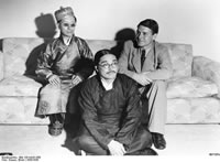Gangtok. Maharaja of Sikkim, Tashi Namgyal, with Schäfer; on the floor, private secretary Tashi Damdul Barmiok Athing.